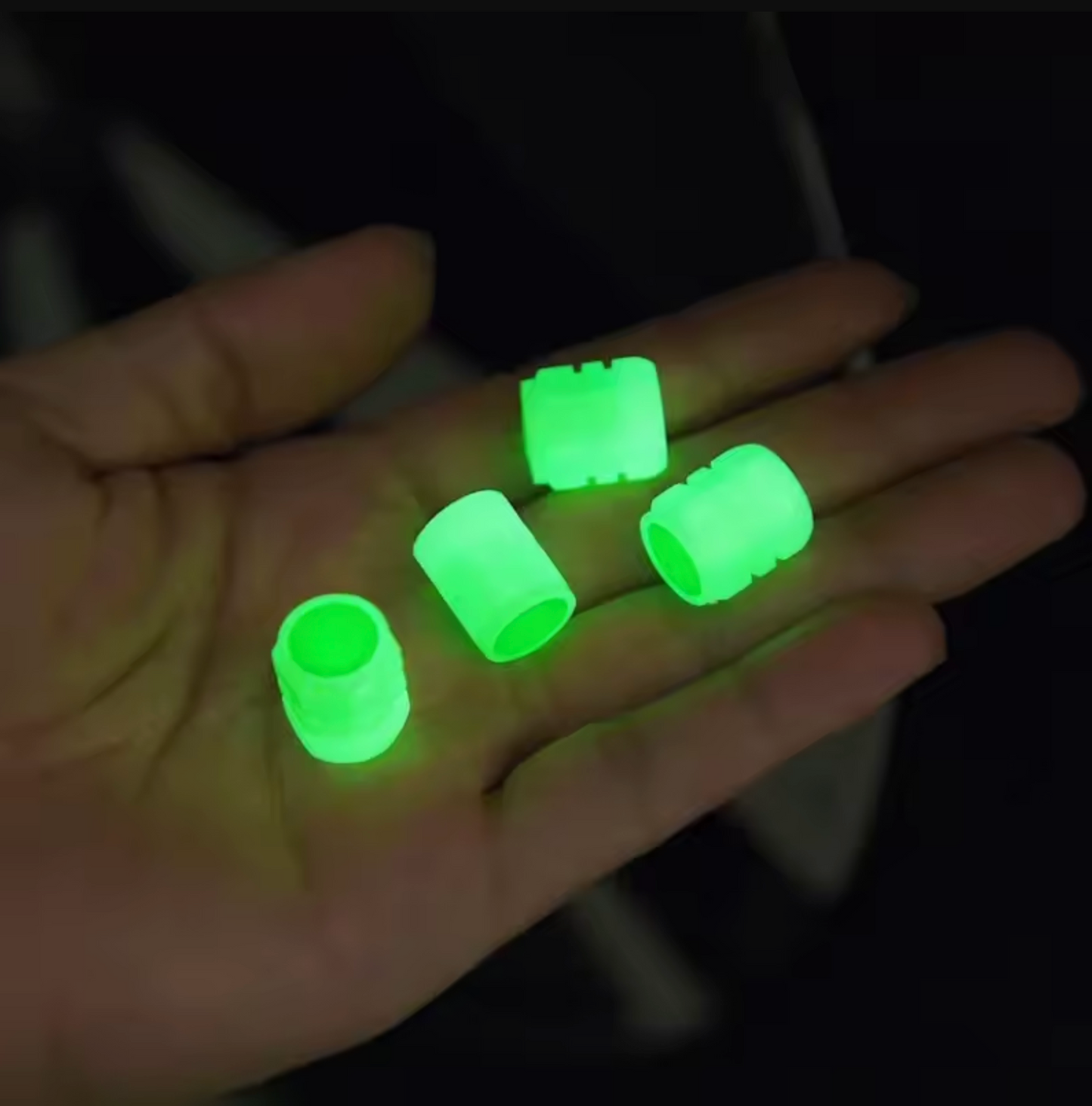 4pcs 車のロゴの白熱弁の帽子（普遍的な適合）